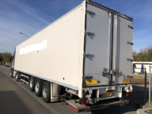 witte trailer voor verhuur